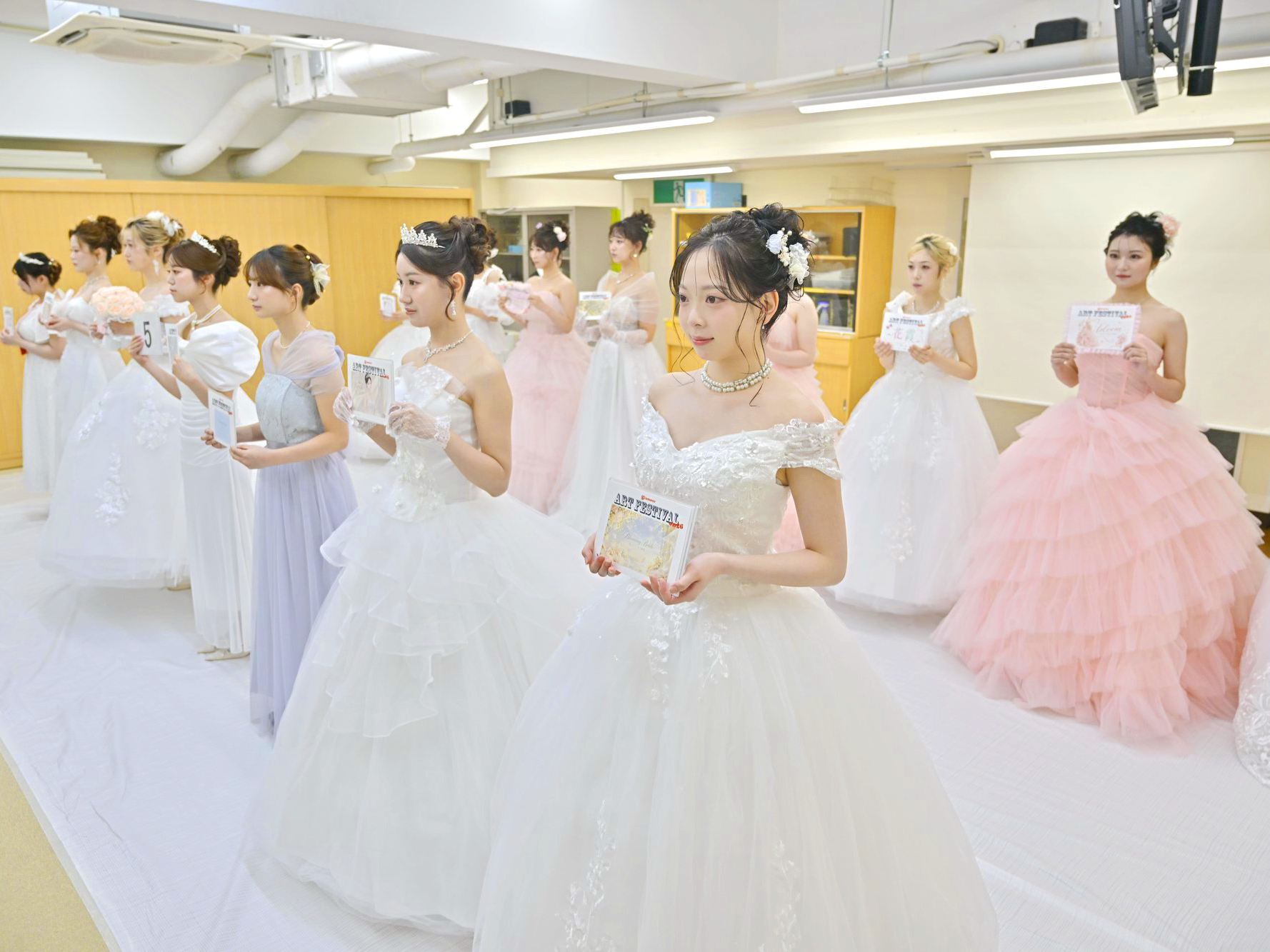 ドレス姿のモデルが並ぶ会場