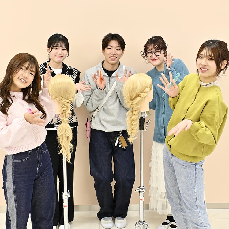 ウィッグのヘアアレンジを紹介する学生たち