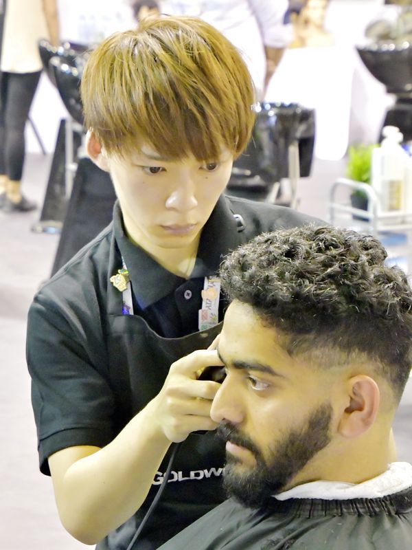 川村桂矢——アブダビ2017、競技中(メンズカット)