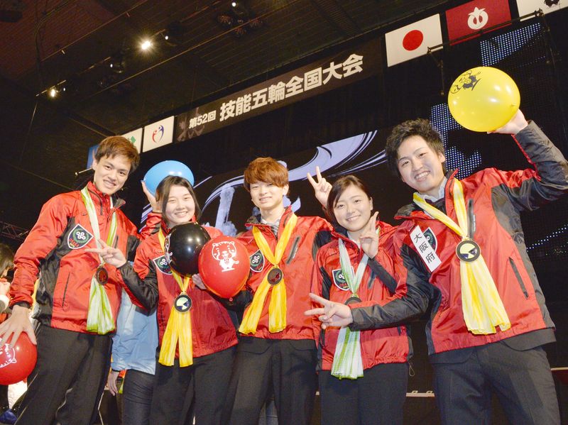 第52回・入賞の5人（会場のステージで）