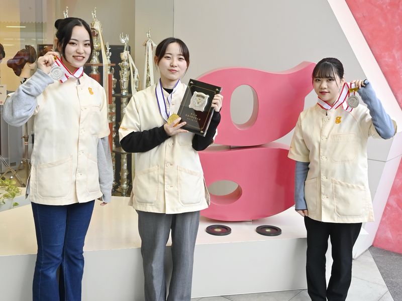 第61回・入賞メダルを手にする3人（学校で）